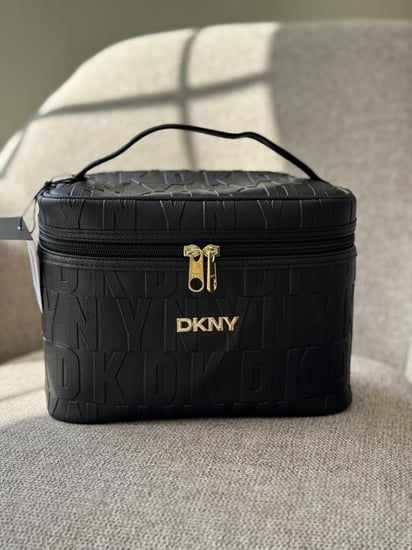 شنطة ميك أب أو عطور dkny