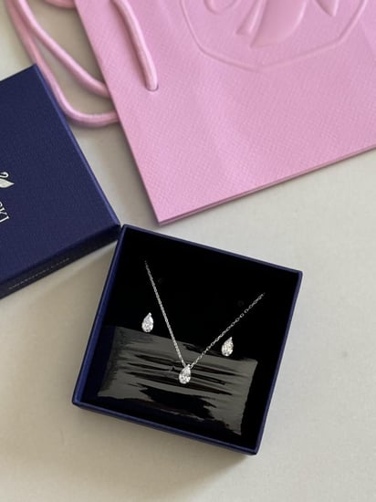 طقم عقد + حلق  سوارفسكي