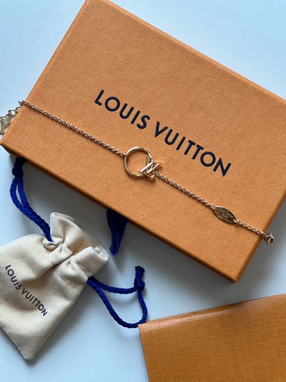 اسوارة LV ذهبي