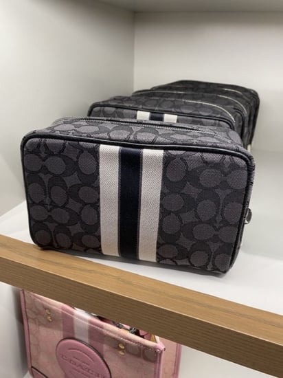 شنطة يد  coach