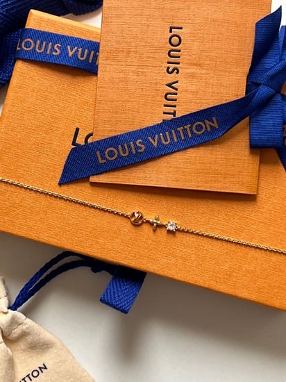 اسوارة LV ذهبي