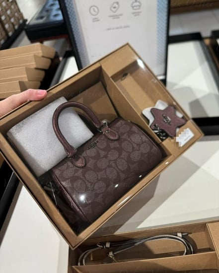 شنطة coach ميني بوكس + شنطة + ميدالية