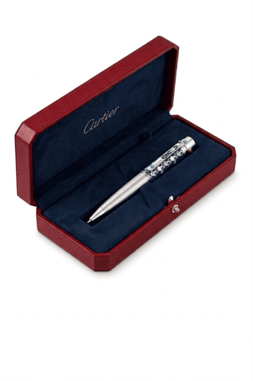 قلم كارتييه فضي بنقوش زرقاء وأحجار فيروز في علبة كارتييه الحمراء