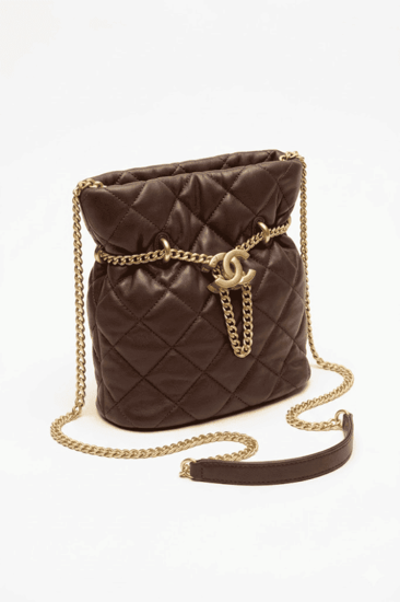 حقيبة Chanel Bucket Bag جلد مبطن بني مع سلاسل ذهبية