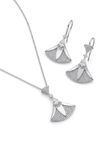 طقم قلادة وأقراط بولغاري ديفاز دريم ذهب أبيض مرصع بالألماس