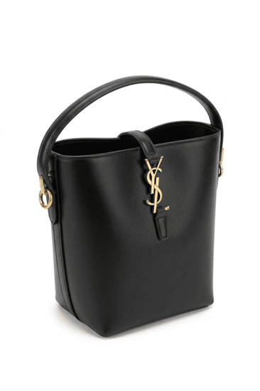 حقيبة سان لوران دلو جلد أسود بشعار YSL الذهبي