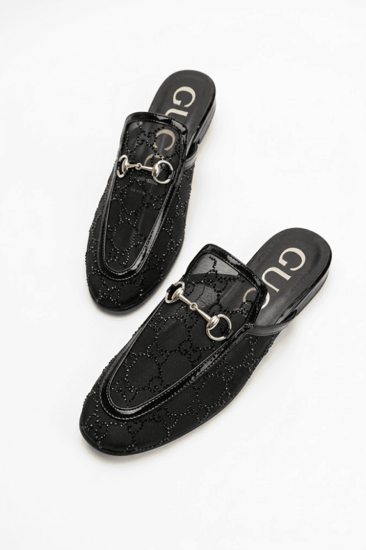 حذاء ميول غوتشي أسود مرصع بشعار GG وحلية ذهبية