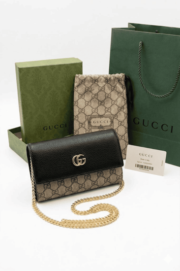 حقيبة قوتشي مارمونت بسلسلة ذهبية وجلد أسود وشعار GG