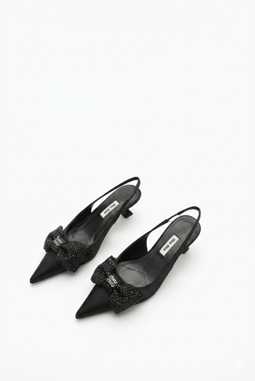 حذاء Miu Miu أسود بكعب صغير وفيونكة مرصعة بالكريستال