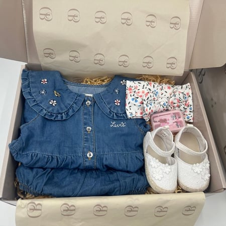 فستان ليفيز مع حذاء وربطة شعر