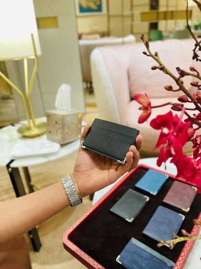 محفظة بطاقات بسيطة من مجموعة موست دو كارتييه & بوكيه ورد