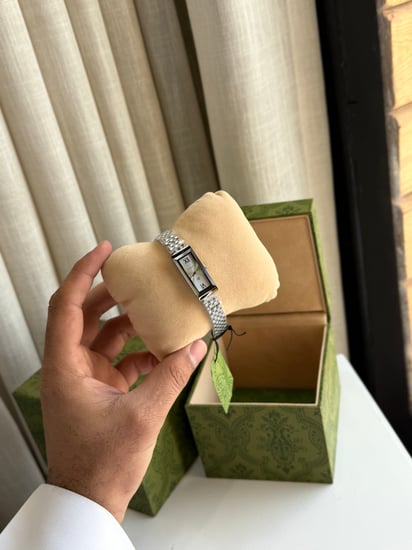 ساعة قوتشي  G-FRAME، قياس 14 × 34 مم مستطليله بلونين سلفر & اسود