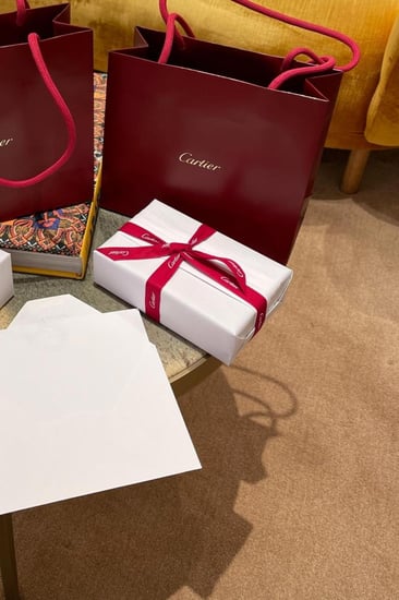 محفظة بطاقات بسيطة من مجموعة موست دو كارتييه & بوكيه ورد