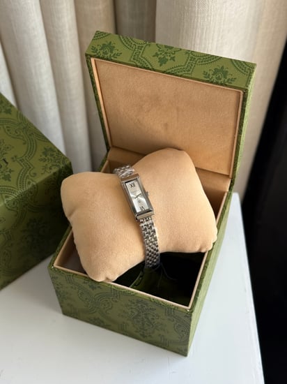 ساعة قوتشي  G-FRAME، قياس 14 × 34 مم مستطليله بلونين سلفر & اسود