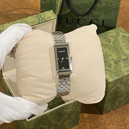 ساعة قوتشي  G-FRAME، قياس 14 × 34 مم مستطليله بلونين سلفر & اسود