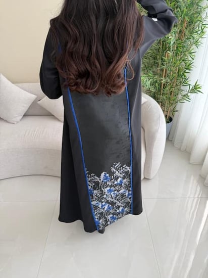 عبايه سوداء من قماش التفته  بقصه نص كلوش مع طرحه