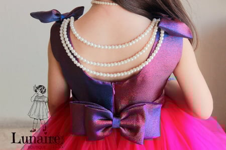 فستان فخم مع إكسسوار الشعر