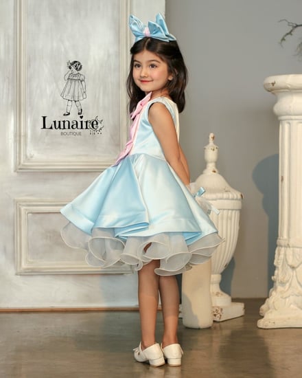 فستان الفيونكات مع اكسسوار الشعر واليد