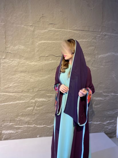 عباية كلوش من الكريب يمكن تنفيذها باللون الأسود