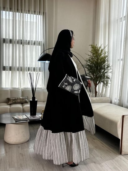 عباية كريب لنن سوداء أنيقة من متجر هيا