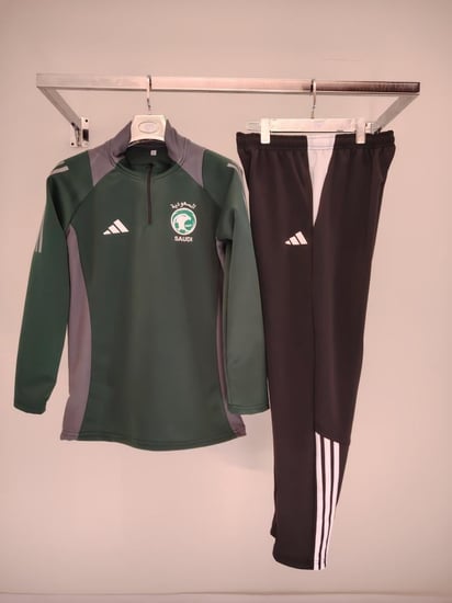 طقم سويتر المنتخب السعودي مع بنطلون أسود طويل اصلي درجة اولى