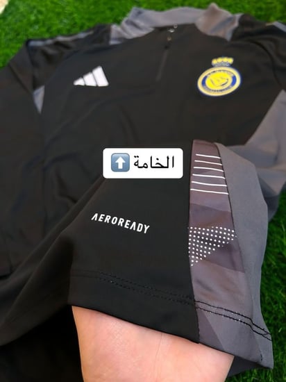 سويتر النصر لون أسود بأطراف رمادي