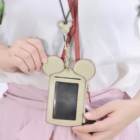 حامل بطاقة تعريف ميكي باللون الاصفر