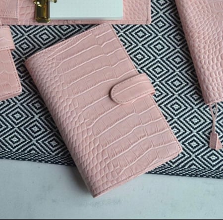 مفكرة صغيرة مقاس a7ومحفظة في نفس الوقت باللون الزيتي