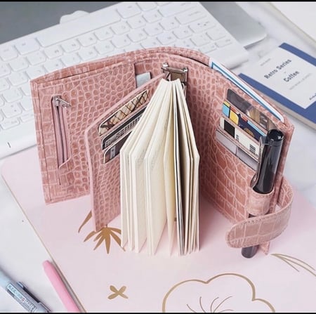 مفكرة صغيرة مقاس a7ومحفظة في نفس الوقت باللون الزيتي