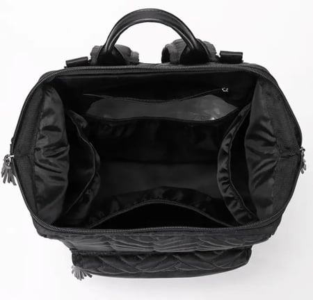 شنطة فاخرة لاحتياجات الاطفال والمواليد بجودة ممتازة جدا مع مفرش تغيير وعلاقات للعربة وشنطة صغيرة