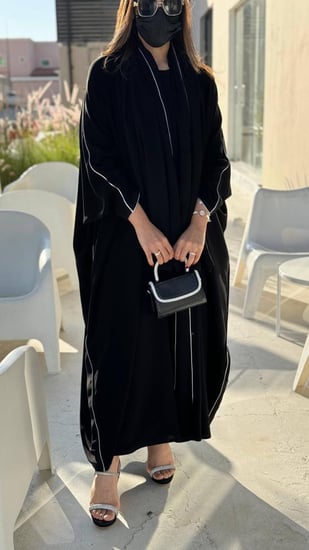 عبايه بشت ساده مع قيطان فضي