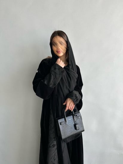 عباية مخمل اسود