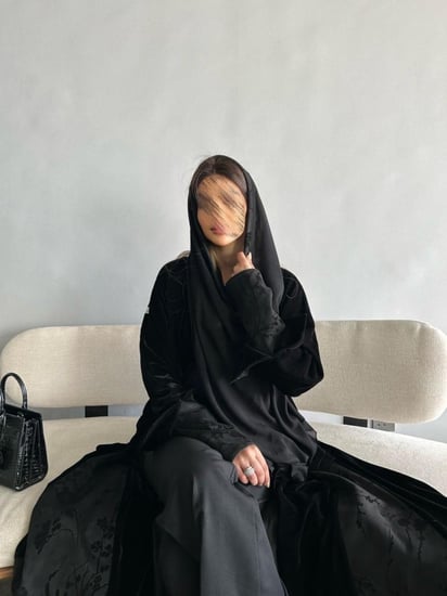 عباية مخمل اسود