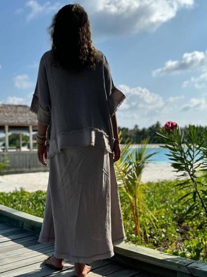 طقم قطعتين فستان بلا أكمام و بلوزه