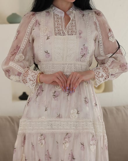 فستان ابيض مورد