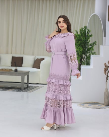 فستان طويل مزين بطبقات الدانتيل