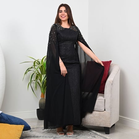 فستان طبي مزين بأكمام كيب