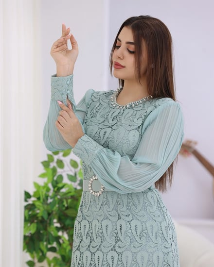 فساتين بالدانتيل