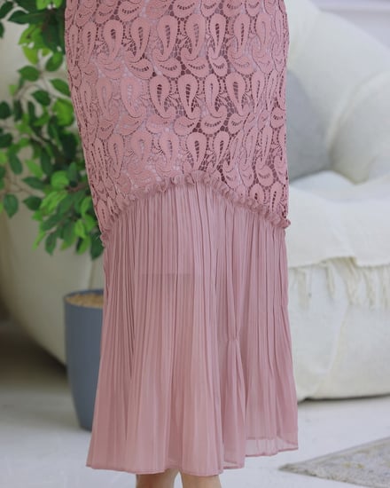 فستان دانتيل طويل