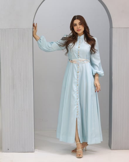 فستان طويل مزين بزراير ملكيه