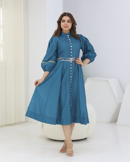 فستان ميد مزين بزراير ملكيه