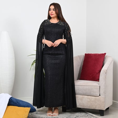 فستان طبي مزين بأكمام كيب