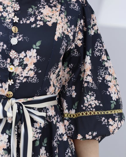 فستان ميد مزين بزراير ملكيه