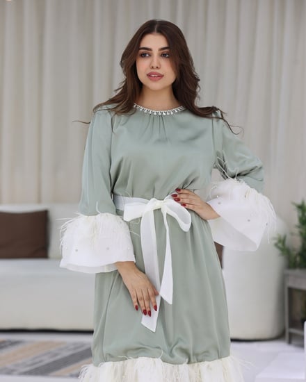 فستان ميد مزين بالأورجنزا والريش