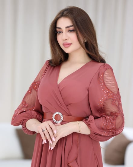 فستان لف مزين الأكمام