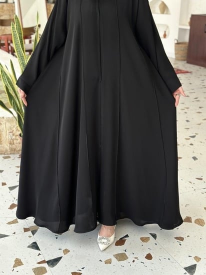 عباية واسعة بخطوط انسيابية تضمن لك إطلالة محتشمة وراقية