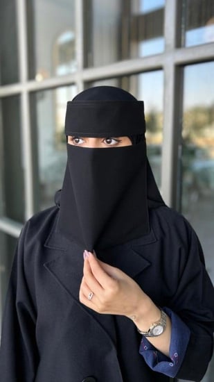 نقاب حرير بتصميم بسيط وخامة انسيابية تناسب إطلالتك المحتشمة