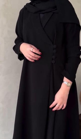 عباية سوداء فخمة بخامة فاخرة وتفاصيل تعكس ذوقك الرفيع