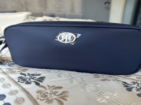 شنطه تومي لون كحلي حجم صغير شكل مربع