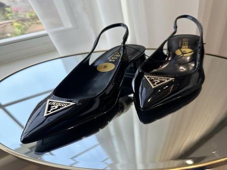 شوز قيس لون اسود بشعار ذهبي مقاس٣٨